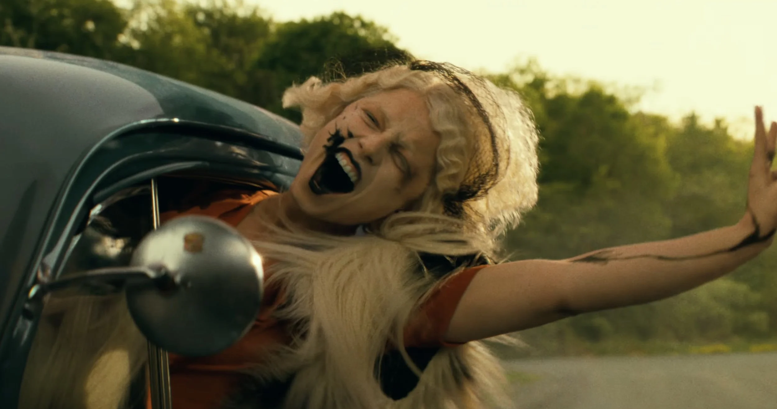 Wild trailer for the bride! He makes fun of love, death and Chicago monsters of the 1930s
